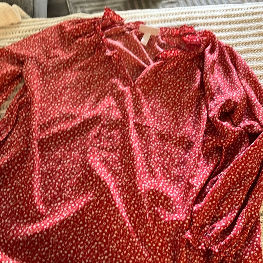 Isabel maternity red 3/4 sleeve red with white flower top